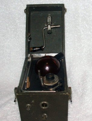 Illustration for article titled 12 Portable Record Players Gallery